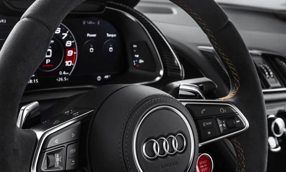 Фото Audi R8 (2024) — приборная панель. Скорость, запас хода и подсказки ассистентов перед глазами. Запас хода и расход выводятся крупно — главные цифры ежедневных поездок Audi R8 (2024) — приборная панель