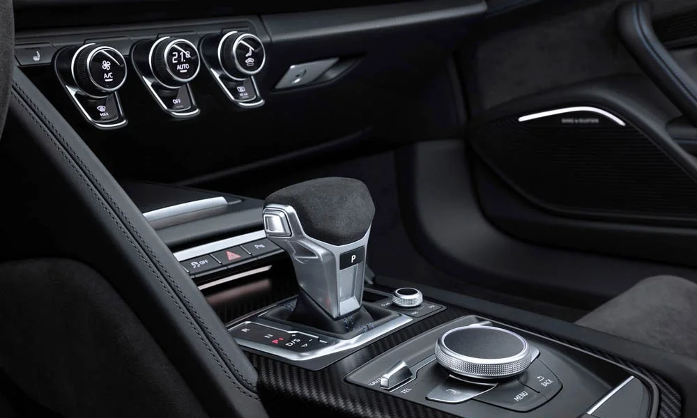 Фото Audi R8 (2024) — селектор коробки передач. Селектор трансмиссии на центральной консоли Audi R8 (2024) — селектор коробки передач