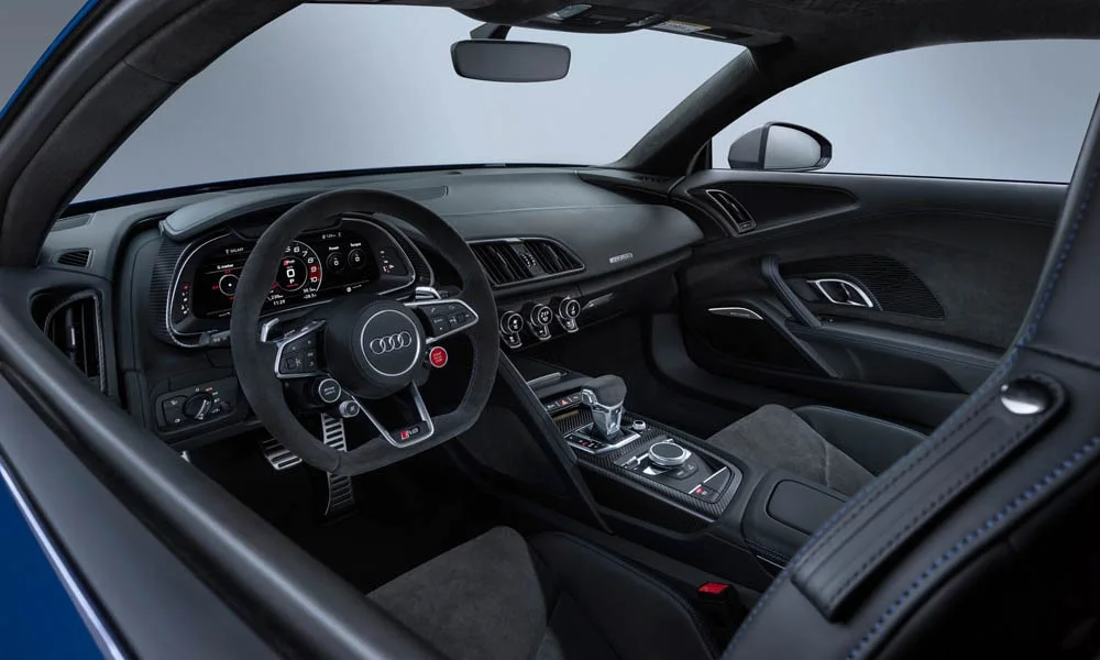 Фото Audi R8 (2024) — интерьер. Общий план салона: архитектура панели, консоль и кресла Audi R8 (2024) — интерьер