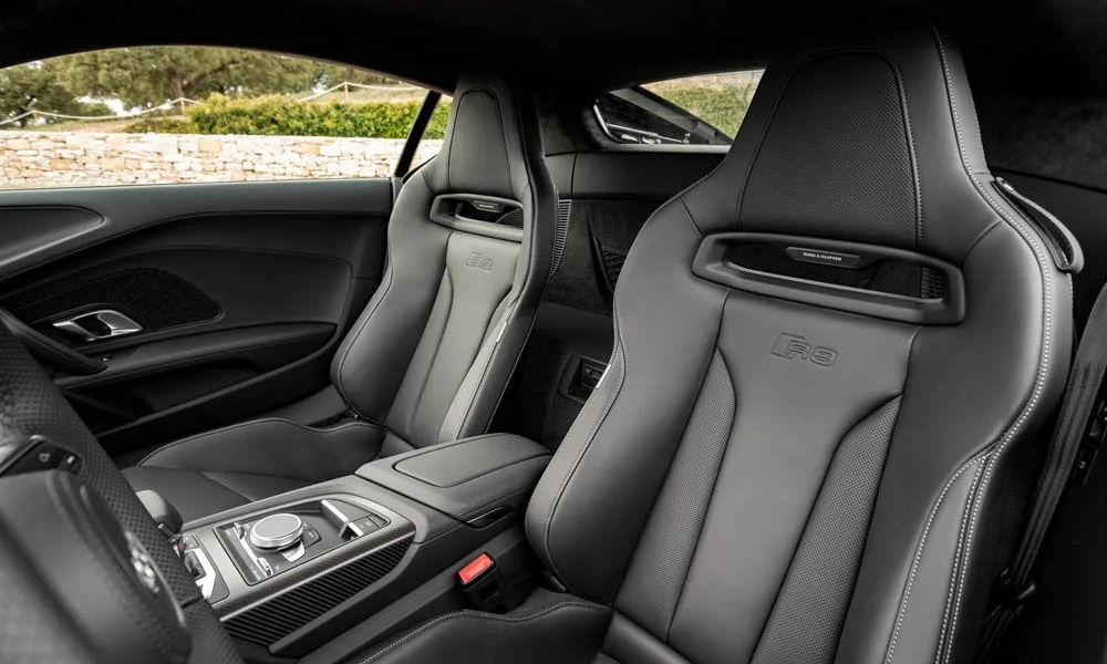 Фото Audi R8 (2024) — интерьер, фото 3. Общий план салона: архитектура панели, консоль и кресла. Уровень отделки читается по стыкам панелей и мягким поверхностям в зонах касания Audi R8 (2024) — интерьер, фото 3