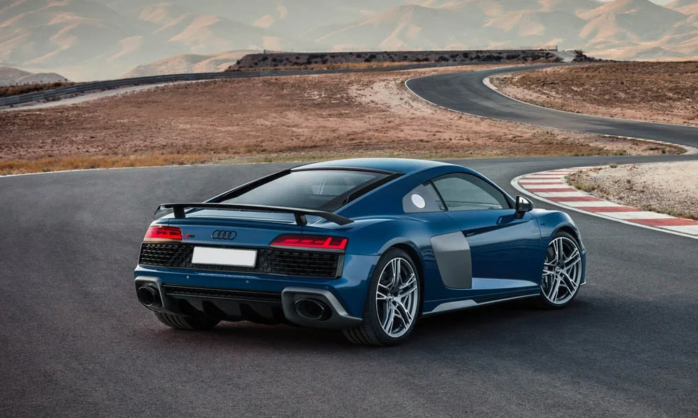 Фото Audi R8 (2024) — вид сзади, фото 3. Графика фонарей, бампер и оформление пятой двери Audi R8 (2024) — вид сзади, фото 3