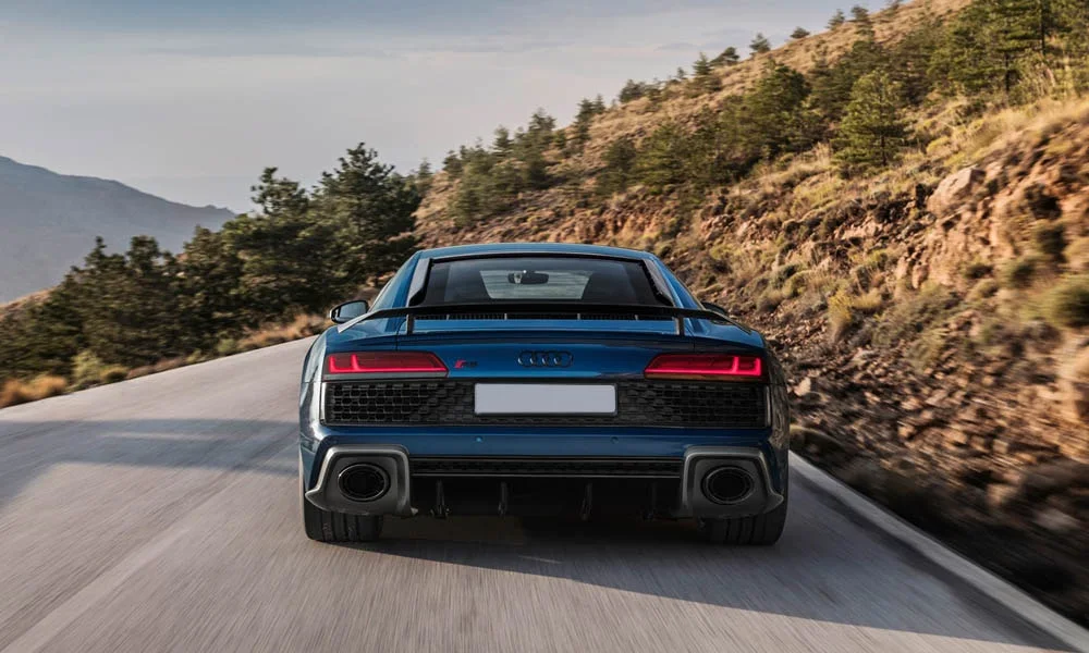 Фото Audi R8 (2024) — вид сзади, фото 6. Синий кузов сзади — фонари и бампер определяют ночной образ модели. Насадки выхлопа или их имитация внизу бампера различают версии Audi R8 (2024) — вид сзади, фото 6