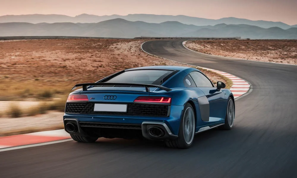 Фото Audi R8 (2024) — вид сзади, фото 7. Линия крыши, стойки и задняя дверь в синем исполнении. Светодиодная полоса или раздельные секции — задняя оптика стала главным украшением кормы Audi R8 (2024) — вид сзади, фото 7