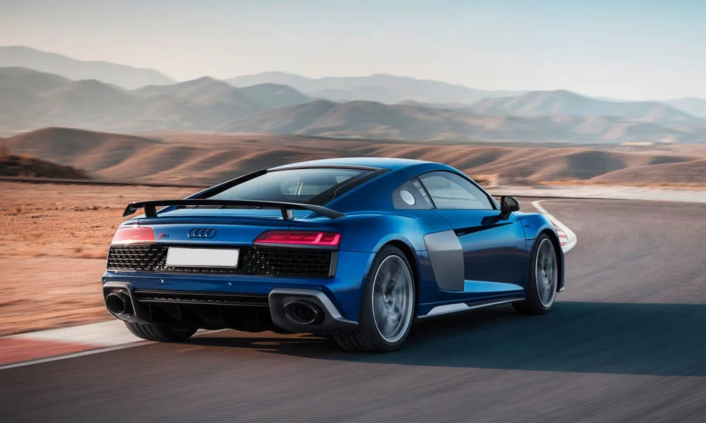 Фото Audi R8 (2024) — вид сзади, фото 9. Графика фонарей, бампер и оформление пятой двери. Насадки выхлопа или их имитация внизу бампера различают версии Audi R8 (2024) — вид сзади, фото 9