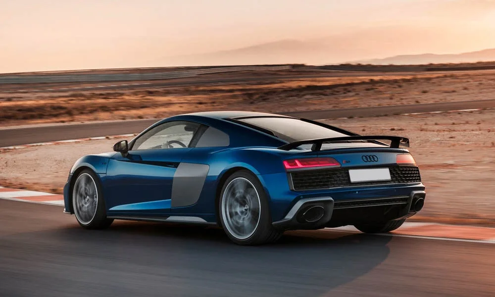 Фото Audi R8 (2024) — вид сзади, фото 10. Линия крыши, стойки и задняя дверь в синем исполнении Audi R8 (2024) — вид сзади, фото 10