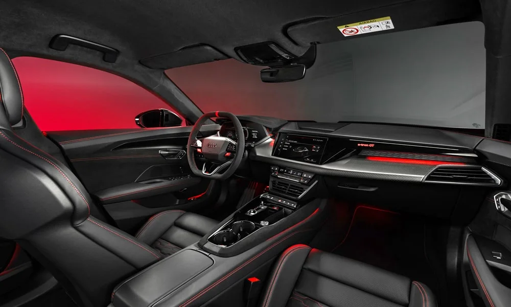 Фото Audi RS e-tron GT (2024) — передняя панель. Компоновка экранов, дефлекторов и консоли. Минимум физических кнопок — ставка на экранное управление Audi RS e-tron GT (2024) — передняя панель