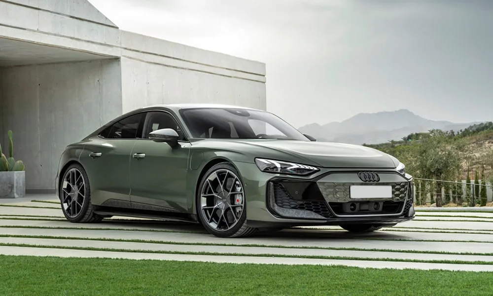 Фото Audi RS e-tron GT (2024) — вид спереди, фото 6. Анфас: пропорции капота, посадка кузова и графика ходовых огней. Рисунок ходовых огней — подпись модели, по нему её узнают в потоке Audi RS e-tron GT (2024) — вид спереди, фото 6