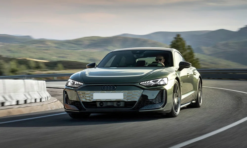 Фото Audi RS e-tron GT (2024) — вид спереди, фото 8. Передок в зелёном исполнении — крупная светотехника и выразительный бампер Audi RS e-tron GT (2024) — вид спереди, фото 8