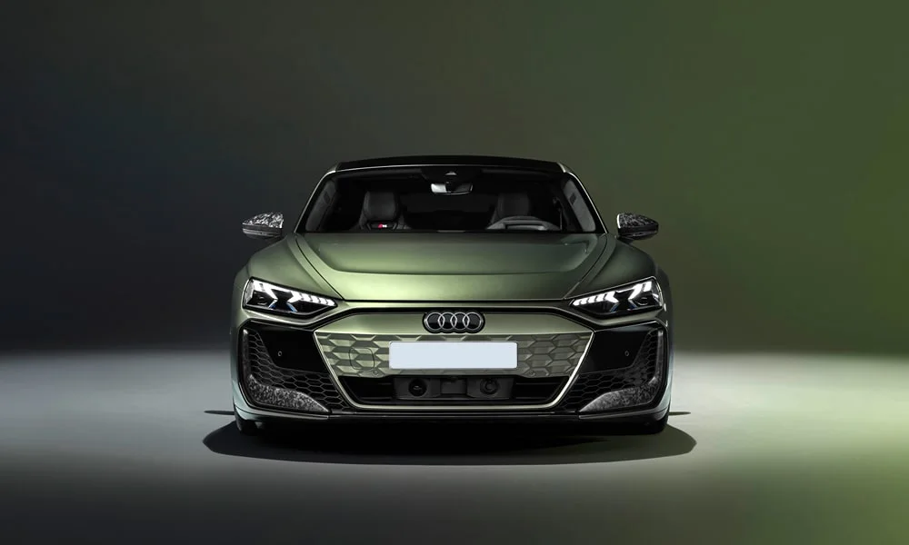 Фото Audi RS e-tron GT (2024) — вид спереди, фото 9. Передок в зелёном исполнении — крупная светотехника и выразительный бампер. Дневные ходовые огни включаются автоматически с запуском Audi RS e-tron GT (2024) — вид спереди, фото 9