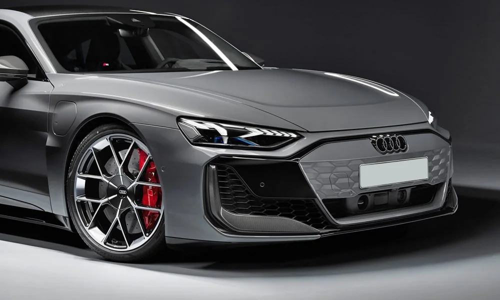 Фото Audi RS e-tron GT (2024) — вид спереди, фото 11. Анфас: пропорции капота, посадка кузова и графика ходовых огней. Дневные ходовые огни включаются автоматически с запуском Audi RS e-tron GT (2024) — вид спереди, фото 11