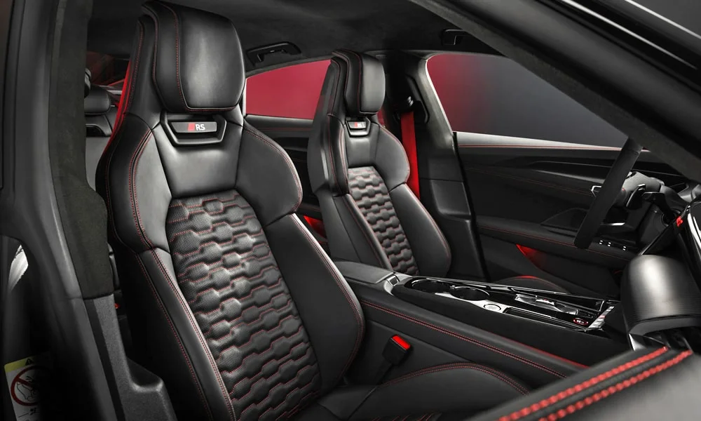 Фото Audi RS e-tron GT (2024) — интерьер. Общий план салона: архитектура панели, консоль и кресла. Светлая гамма зрительно расширяет салон, тёмная — практичнее в уходе Audi RS e-tron GT (2024) — интерьер
