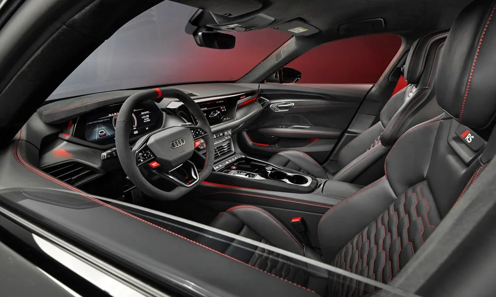 Фото Audi RS e-tron GT (2024) — интерьер, фото 3. Интерьер с красно-чёрной отделкой — видно сочетание материалов панели и кресел. Уровень отделки читается по стыкам панелей и мягким поверхностям в зонах касания Audi RS e-tron GT (2024) — интерьер, фото 3