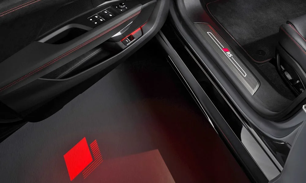Фото Audi RS e-tron GT (2024) — интерьер, фото 6. Общий план салона: архитектура панели, консоль и кресла Audi RS e-tron GT (2024) — интерьер, фото 6