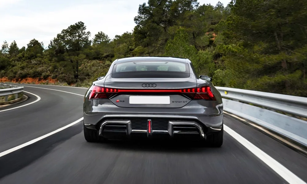Фото Audi RS e-tron GT (2024) — вид сзади, фото 3. Корма в сером цвете: графика фонарей и пластика пятой двери Audi RS e-tron GT (2024) — вид сзади, фото 3