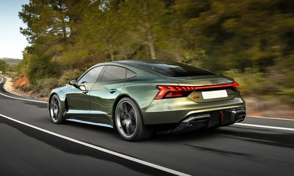 Фото Audi RS e-tron GT (2024) — вид сзади, фото 5. Графика фонарей, бампер и оформление пятой двери. Насадки выхлопа или их имитация внизу бампера различают версии Audi RS e-tron GT (2024) — вид сзади, фото 5