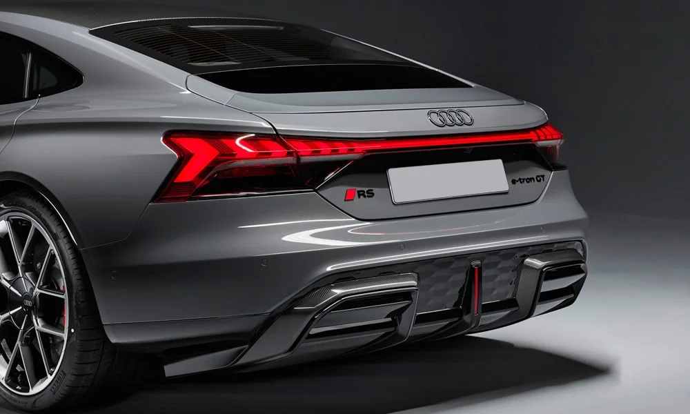 Фото Audi RS e-tron GT (2024) — вид сзади, фото 7. Серый кузов сзади — фонари и бампер определяют ночной образ модели. Светодиодная полоса или раздельные секции — задняя оптика стала главным украшением кормы Audi RS e-tron GT (2024) — вид сзади, фото 7