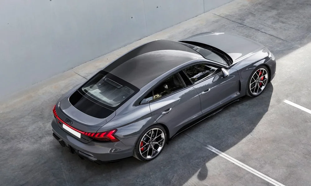 Фото Audi RS e-tron GT (2024) — крыша, фото 2. Линия крыши и панорамное остекление с высоты. Панорамное стекло зрительно увеличивает салон; шторка спасает в жару Audi RS e-tron GT (2024) — крыша, фото 2