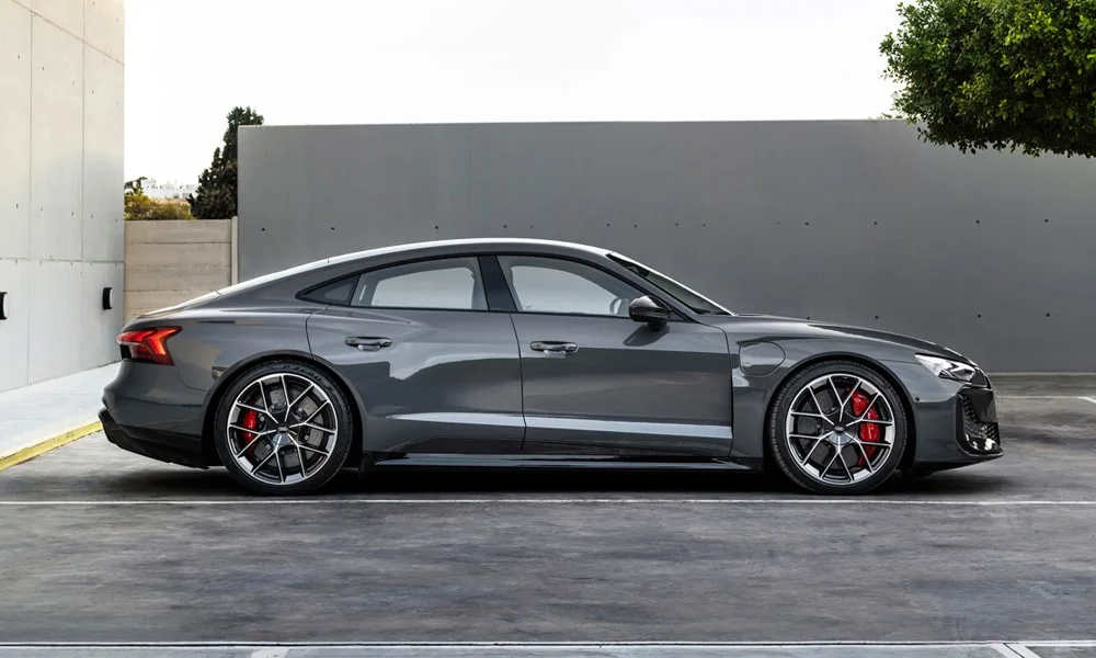 Фото Audi RS e-tron GT (2024) — вид сбоку, фото 3. Профиль в сером цвете: соотношение колёсной базы и свесов. Длинная база — простор второго ряда; короткие свесы упрощают парковку Audi RS e-tron GT (2024) — вид сбоку, фото 3