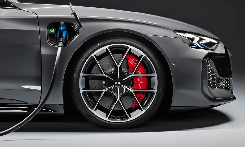 Фото Audi RS e-tron GT (2024) — вид сбоку, фото 4. Сбоку читаются линия остекления и характер выштамповок на сером кузове Audi RS e-tron GT (2024) — вид сбоку, фото 4