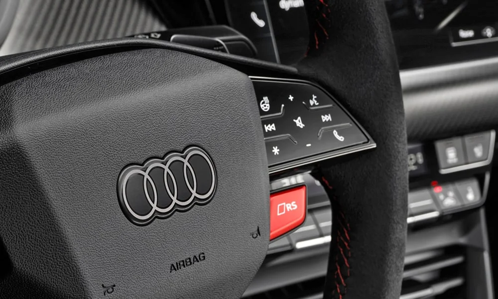 Фото Audi RS e-tron GT (2024) — руль. Обшивка обода и компоновка спиц крупным планом Audi RS e-tron GT (2024) — руль
