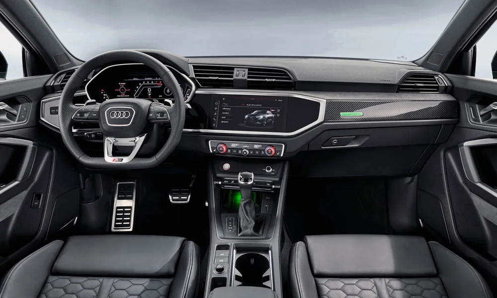 Фото Audi RS Q3 Sportback (2024) — передняя панель. Компоновка экранов, дефлекторов и консоли. Минимум физических кнопок — ставка на экранное управление Audi RS Q3 Sportback (2024) — передняя панель