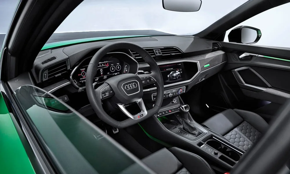 Фото Audi RS Q3 Sportback (2024) — передняя панель, фото 2. Архитектура передней панели: ярусы, вставки и консоль в тёмной гамме. Минимум физических кнопок — ставка на экранное управление Audi RS Q3 Sportback (2024) — передняя панель, фото 2