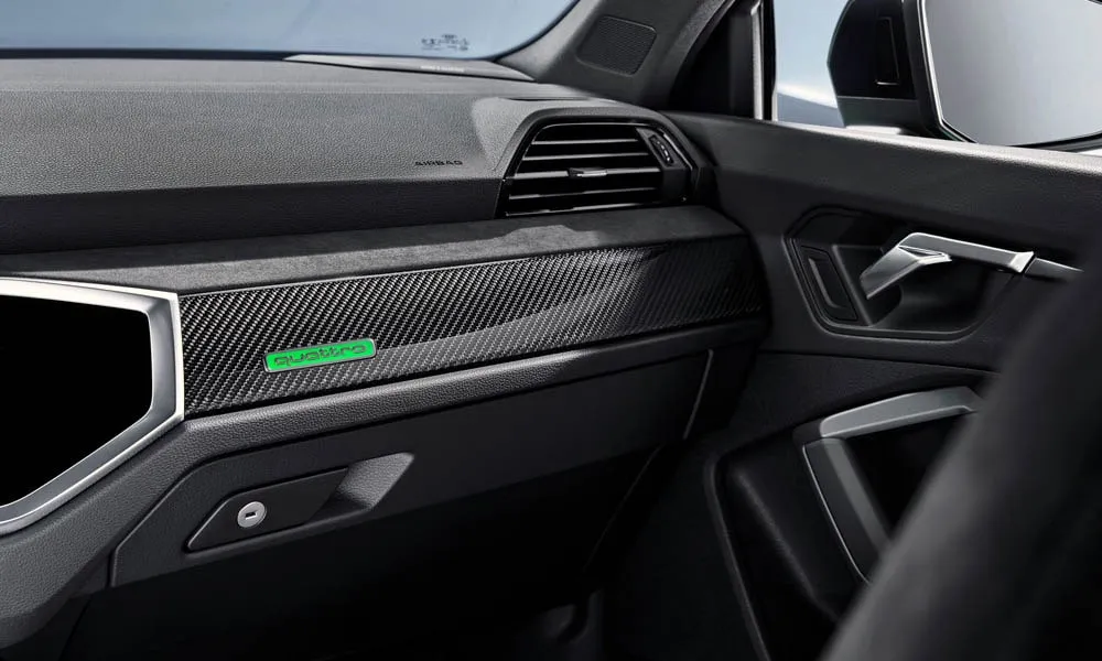 Фото Audi RS Q3 Sportback (2024) — дверная карта. Подлокотник, динамик и блок стеклоподъёмников. Мягкая вставка в зоне локтя — то, что чувствуешь каждый день Audi RS Q3 Sportback (2024) — дверная карта