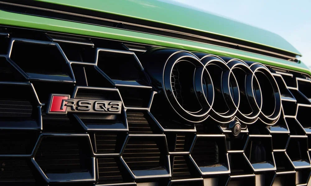 Фото Audi RS Q3 Sportback (2024) — решётка радиатора. Фирменный рисунок облицовки — визитная карточка марки Audi RS Q3 Sportback (2024) — решётка радиатора