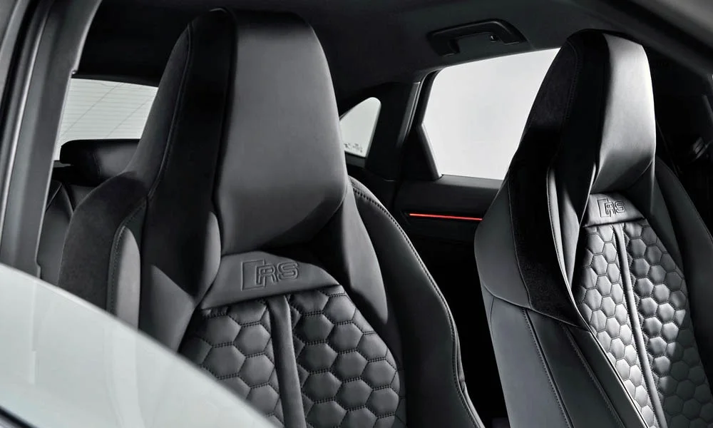 Фото Audi RS Q3 Sportback (2024) — интерьер, фото 2. Общий план салона: архитектура панели, консоль и кресла. Уровень отделки читается по стыкам панелей и мягким поверхностям в зонах касания Audi RS Q3 Sportback (2024) — интерьер, фото 2
