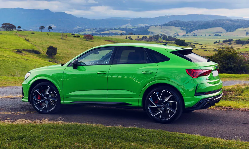 Фото Audi RS Q3 Sportback (2024) — вид сзади, фото 7. Зелёный кузов сзади — фонари и бампер определяют ночной образ модели. Насадки выхлопа или их имитация внизу бампера различают версии Audi RS Q3 Sportback (2024) — вид сзади, фото 7