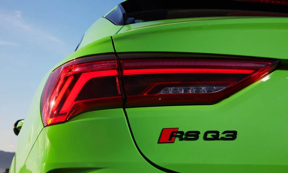 Фото Audi RS Q3 Sportback (2024) — вид сзади, фото 9. Графика фонарей, бампер и оформление пятой двери Audi RS Q3 Sportback (2024) — вид сзади, фото 9