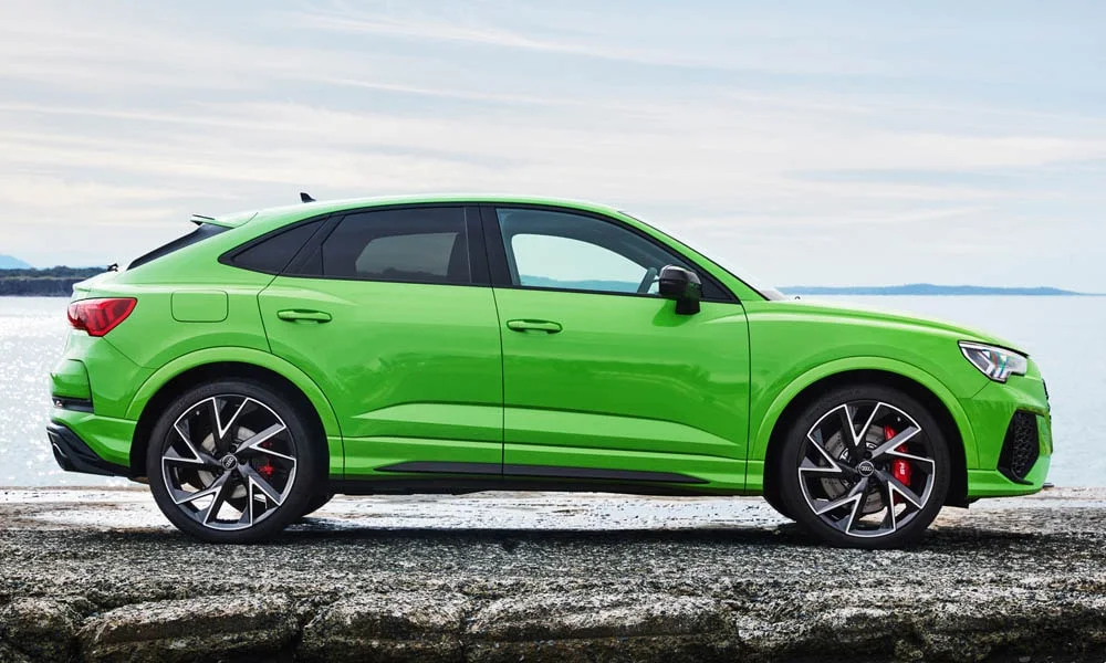 Фото Audi RS Q3 Sportback (2024) — вид сбоку, фото 3. Сбоку читаются линия остекления и характер выштамповок на зелёном кузове. Длинная база — простор второго ряда; короткие свесы упрощают парковку Audi RS Q3 Sportback (2024) — вид сбоку, фото 3