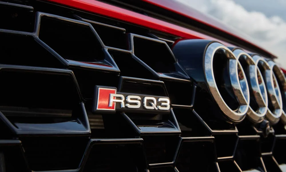 Фото Audi RS Q3 (2024) — экстерьер. Внешняя деталь кузова вблизи. Культура сборки читается по стыкам и зазорам панелей Audi RS Q3 (2024) — экстерьер