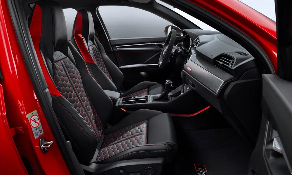 Фото Audi RS Q3 (2024) — передние сиденья. Передние кресла в перфорированной коже. Регулировки с памятью возвращают кресло под водителя одним нажатием — у версий с электроприводом Audi RS Q3 (2024) — передние сиденья