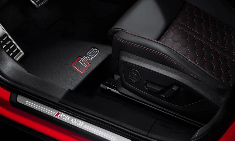 Фото Audi RS Q3 (2024) — интерьер. Общий план салона: архитектура панели, консоль и кресла. Светлая гамма зрительно расширяет салон, тёмная — практичнее в уходе Audi RS Q3 (2024) — интерьер