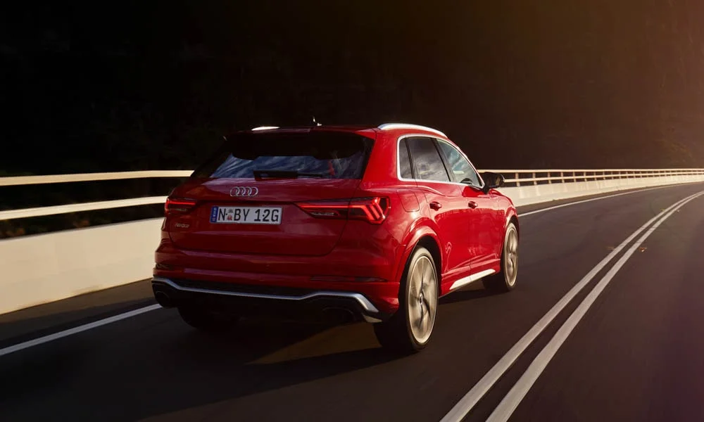 Фото Audi RS Q3 (2024) — вид сзади, фото 4. Линия крыши, стойки и задняя дверь в красном исполнении Audi RS Q3 (2024) — вид сзади, фото 4