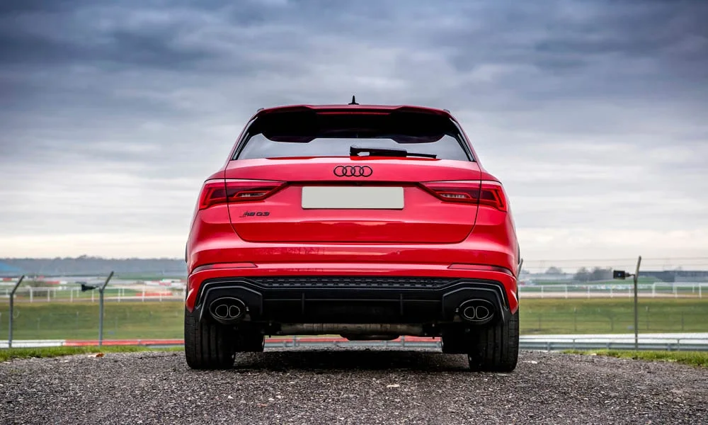 Фото Audi RS Q3 (2024) — вид сзади, фото 7. Графика фонарей, бампер и оформление пятой двери. Светодиодная полоса или раздельные секции — задняя оптика стала главным украшением кормы Audi RS Q3 (2024) — вид сзади, фото 7