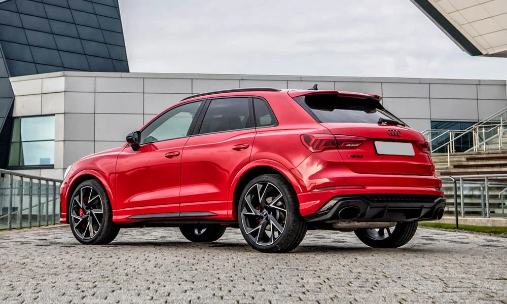 Фото Audi RS Q3 (2024) — вид сзади, фото 8. Красный кузов сзади — фонари и бампер определяют ночной образ модели. Светодиодная полоса или раздельные секции — задняя оптика стала главным украшением кормы Audi RS Q3 (2024) — вид сзади, фото 8