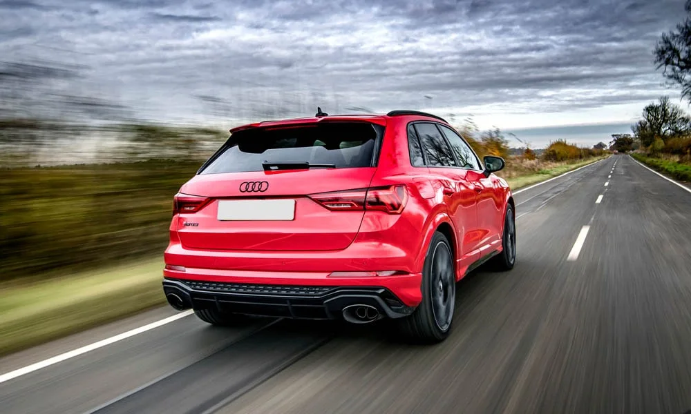Фото Audi RS Q3 (2024) — вид сзади, фото 9. Красный кузов сзади — фонари и бампер определяют ночной образ модели. Светодиодная полоса или раздельные секции — задняя оптика стала главным украшением кормы Audi RS Q3 (2024) — вид сзади, фото 9