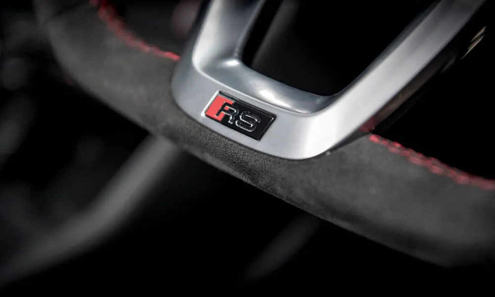Фото Audi RS Q3 (2024) — руль, фото 2. Обшивка обода и компоновка спиц крупным планом. Обогрев обода — опция, которую оценят зимой Audi RS Q3 (2024) — руль, фото 2