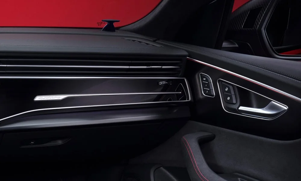 Фото Audi RS Q8 (2024) — дверная карта. Подлокотник, динамик и блок стеклоподъёмников. Решётка динамика в двери — часть штатной акустики Audi RS Q8 (2024) — дверная карта