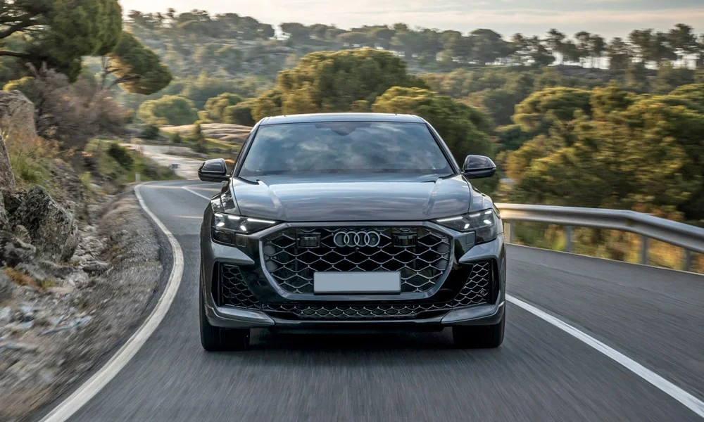 Фото Audi RS Q8 (2024) — вид спереди, фото 7. Оптика, решётка и бампер — первое впечатление о модели. Дневные ходовые огни включаются автоматически с запуском Audi RS Q8 (2024) — вид спереди, фото 7