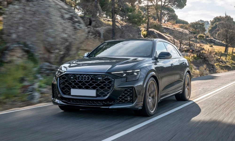 Фото Audi RS Q8 (2024) — вид спереди, фото 8. Передок в чёрном исполнении — крупная светотехника и выразительный бампер Audi RS Q8 (2024) — вид спереди, фото 8