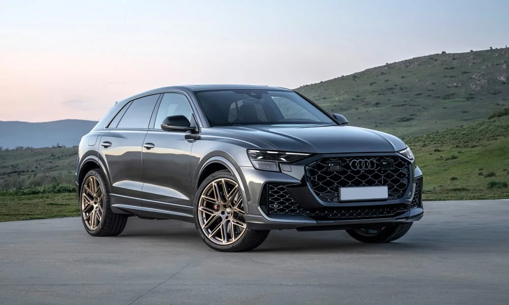 Фото Audi RS Q8 (2024) — вид спереди, фото 9. Анфас: пропорции капота, посадка кузова и графика ходовых огней. Рисунок ходовых огней — подпись модели, по нему её узнают в потоке Audi RS Q8 (2024) — вид спереди, фото 9
