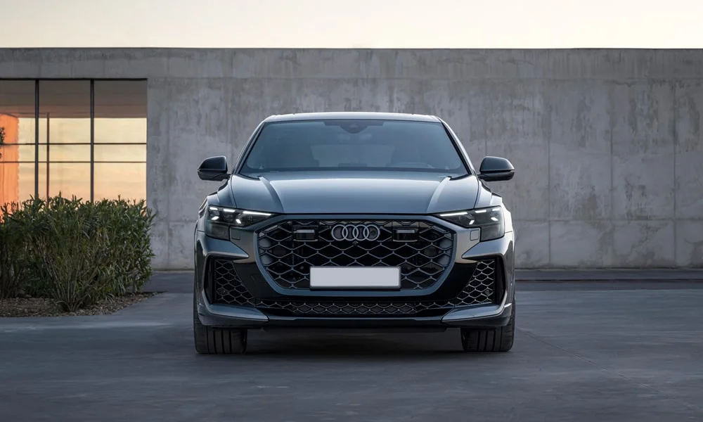 Фото Audi RS Q8 (2024) — вид спереди, фото 11. Анфас: пропорции капота, посадка кузова и графика ходовых огней. Рисунок ходовых огней — подпись модели, по нему её узнают в потоке Audi RS Q8 (2024) — вид спереди, фото 11