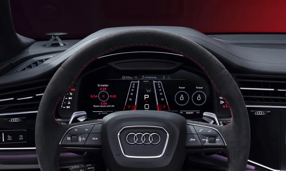 Фото Audi RS Q8 (2024) — приборная панель. Скорость, запас хода и подсказки ассистентов перед глазами Audi RS Q8 (2024) — приборная панель