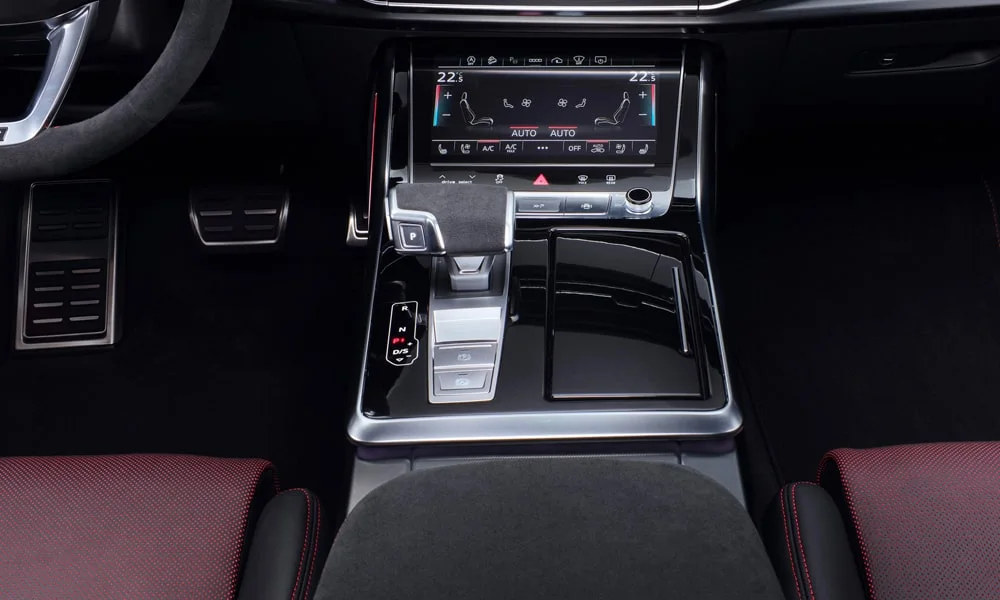 Фото Audi RS Q8 (2024) — селектор коробки передач. Селектор трансмиссии на центральной консоли. Режимы движения и электронный ручник собраны рядом с селектором Audi RS Q8 (2024) — селектор коробки передач
