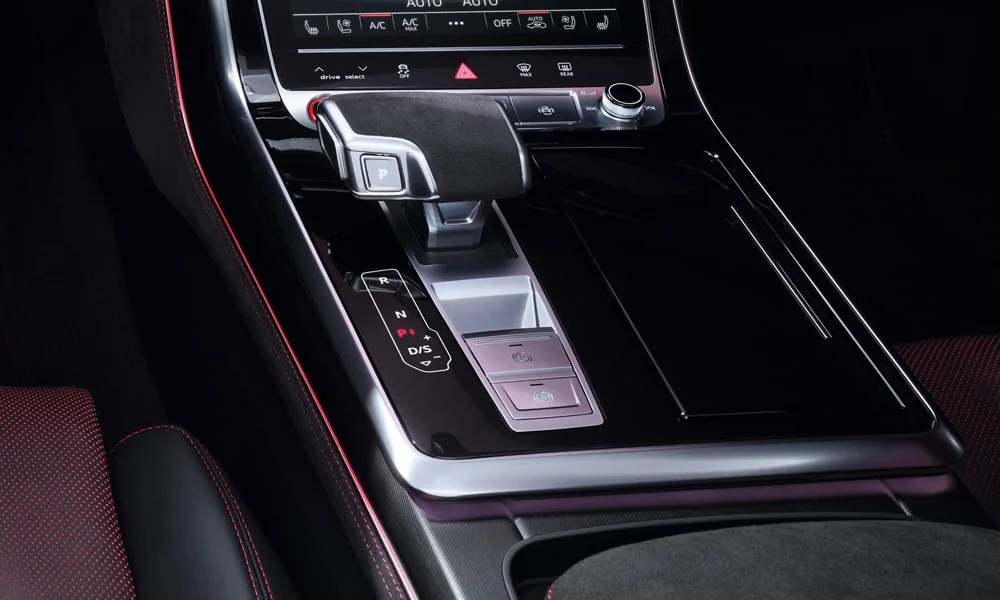 Фото Audi RS Q8 (2024) — селектор коробки передач, фото 2. Селектор трансмиссии на центральной консоли Audi RS Q8 (2024) — селектор коробки передач, фото 2