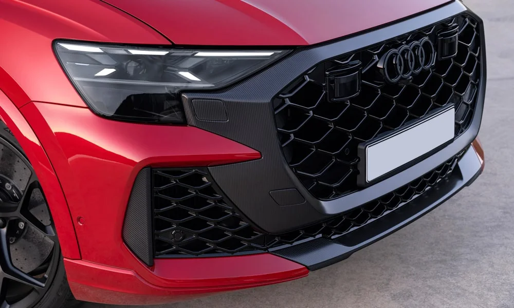 Фото Audi RS Q8 (2024) — решётка радиатора. Рисунок решётки: сетка, ламели или глухая панель у электроверсий. За решёткой у многих комплектаций стоит радар адаптивного круиз-контроля Audi RS Q8 (2024) — решётка радиатора