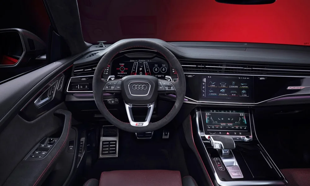 Фото Audi RS Q8 (2024) — интерьер. Общий план салона: архитектура панели, консоль и кресла Audi RS Q8 (2024) — интерьер